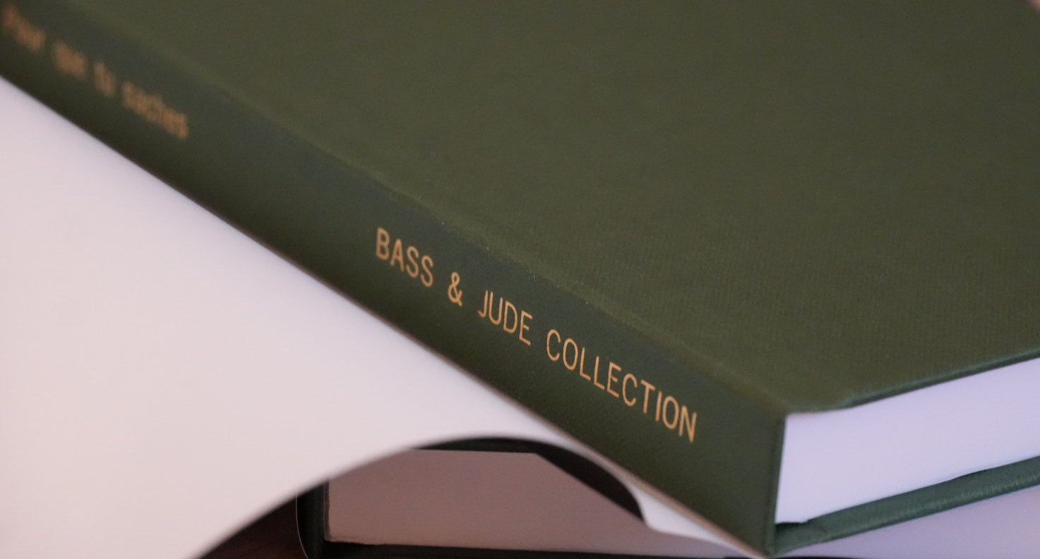 Journal guidé relié main Pour que tu saches - tranche détail dorure - Édition Deluxe Vert Sapin - Bass & Jude Collection