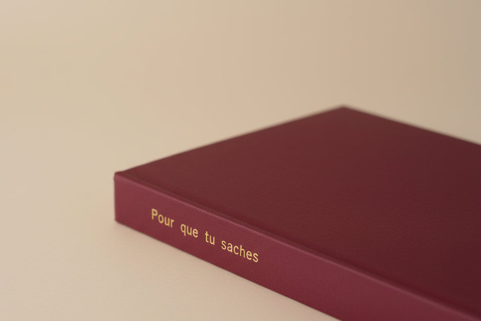 Journal guidé relié main Pour que tu saches - Édition Deluxe Lin Rouge - détail tranche ultra zoom sur dorure - Bass & Jude Collection