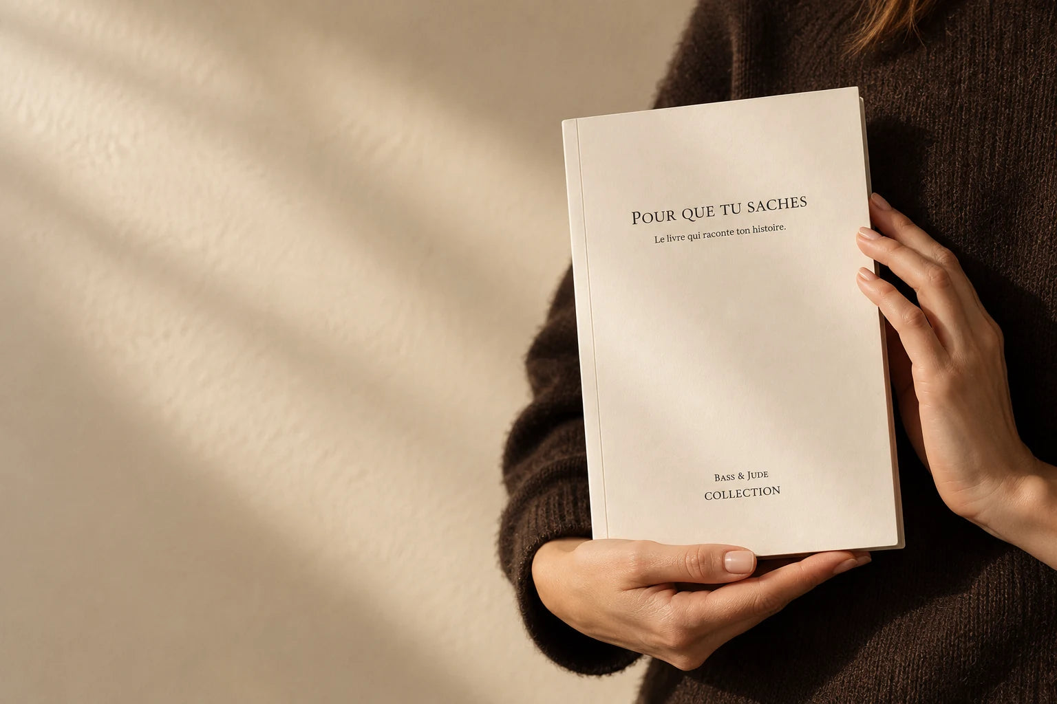 Le livre Pour que tu saches, édition Souple ivoire, entre les mains d’une personne.